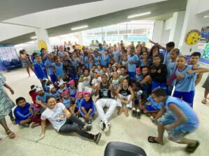 Alunos do Complexo Educacional da Vila São João participando de amostra de capoeira com o professor Luiz Paulo