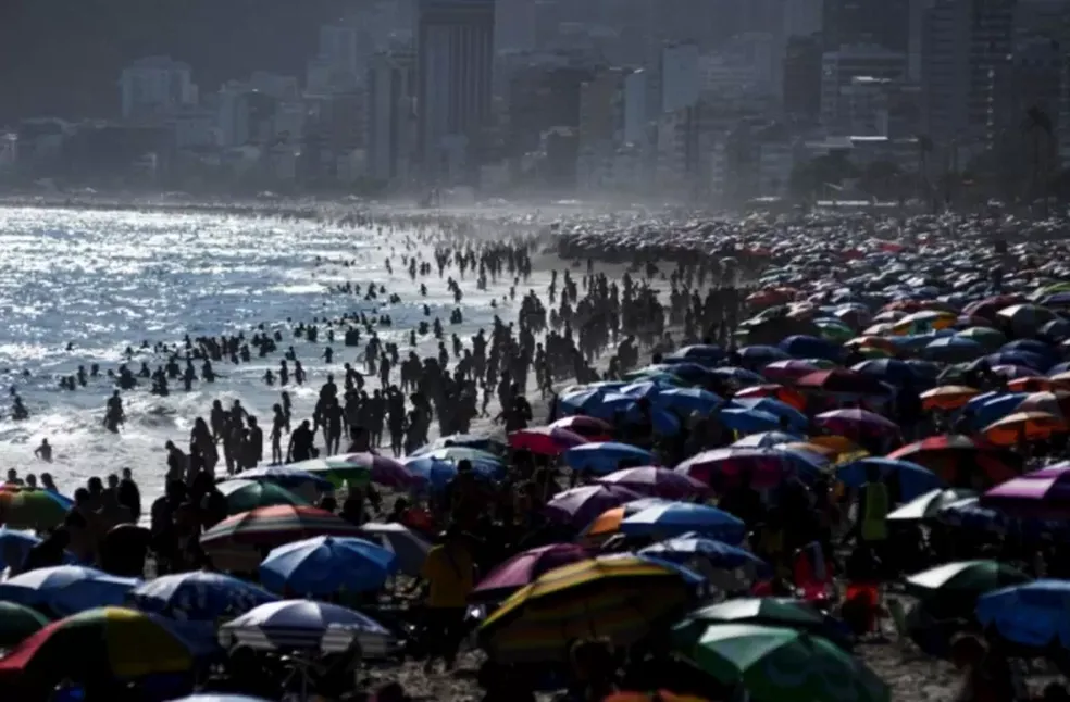 Decreto da Prefeitura do Rio proíbe recipientes de vidro nas praias