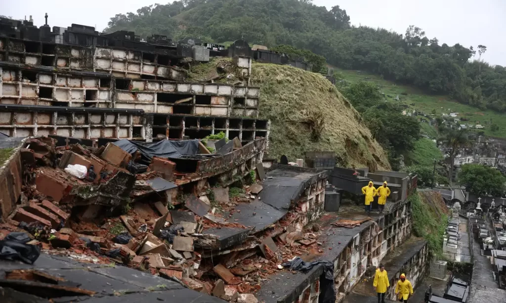 Sobe para oito total de mortos por chuvas no estado do Rio