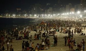 Banho noturno na orla do Rio atrai cariocas e turistas no calorão