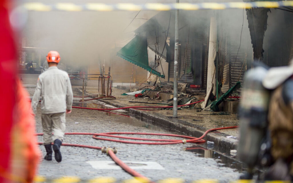 Incêndio destrói parte do Camelódromo da Uruguaiana e mobiliza bombeiros no Rio