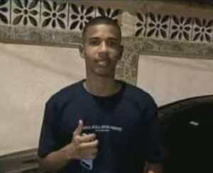 Jovem baleado em baile funk por pisar no pé de traficante é enterrado em Queimados