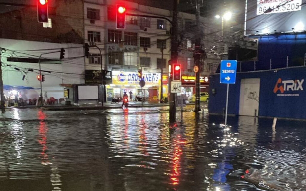 Temporal causa alagamentos e transtornos no Rio de Janeiro