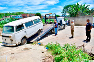 Secretaria de Transportes de Belford Roxo realiza operação de remoção de veículos abandonados em vias públicas