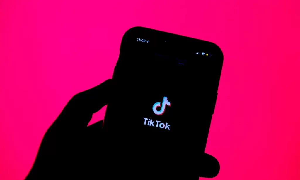 TikTok inicia restauração nos EUA após negociações com Trump