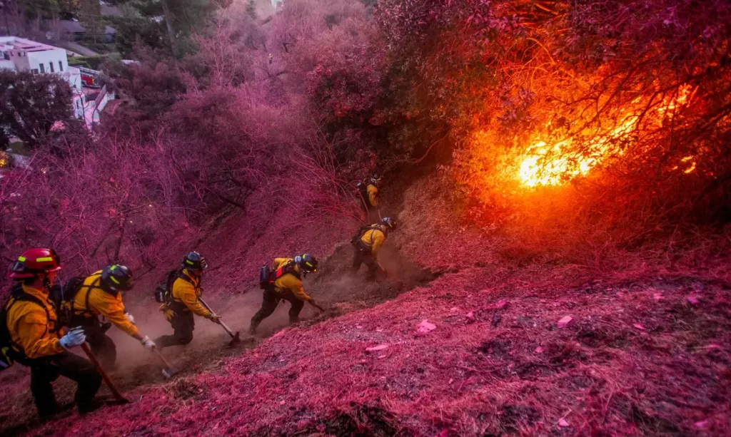 Novo incêndio florestal ameaça comunidade ao norte de Los Angeles