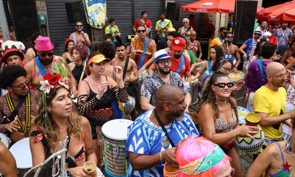 Abertura não oficial do carnaval reúne foliões no Rio de Janeiro