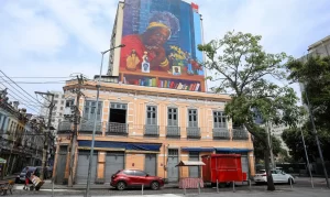 Conceição Evaristo é celebrada com mural gigante no coração da zona portuária do Rio