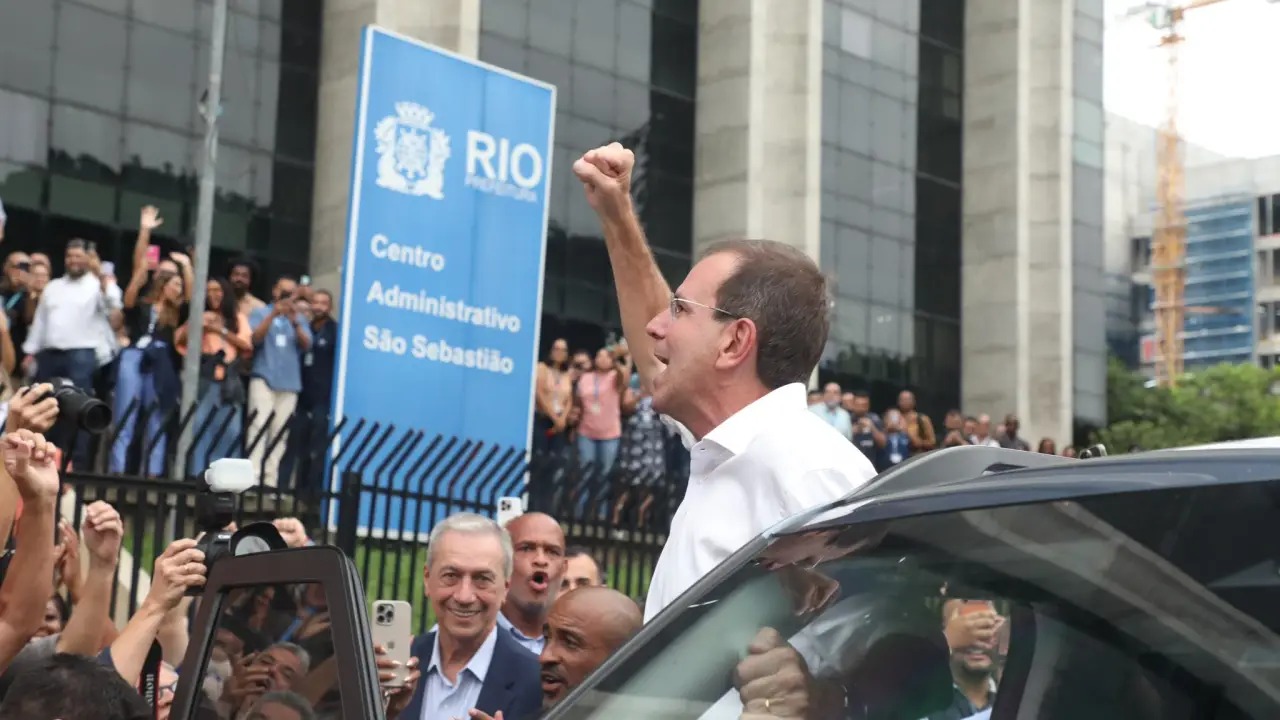 Rodando sem pedir licença, Paes pisa na Baixada e testa força onde a eleição de verdade acontece