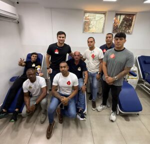 Vereadores de Nova Iguaçu e o deputado estadual Felipinho Ravis participam de ação de doação de sangue no HGNI — Foto: Divulgação