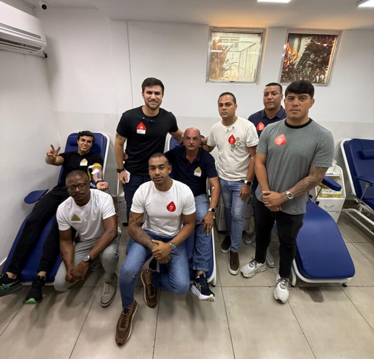 Vereadores de Nova Iguaçu e o deputado estadual Felipinho Ravis participam de ação de doação de sangue no HGNI — Foto: Divulgação