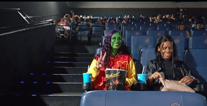 Pré-estreia de cinebiografia de Michael Jackson emociona fãs na Baixada Fluminense