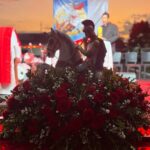 Imagem de São Jorge durante a celebração no 20º BPM, com flores vermelhas que simbolizam fé e devoção — Foto: Reprodução/Instagram (@20bpm_pmerj)