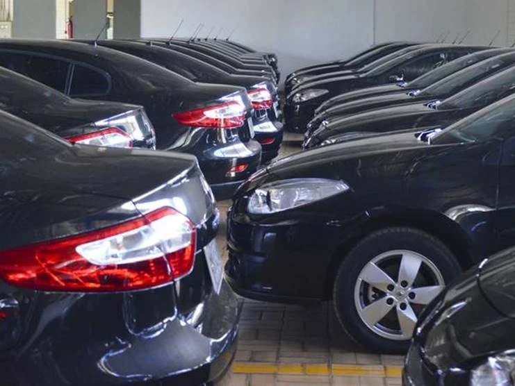 Fim da farra dos carros oficiais? Projeto quer barrar uso de veículos públicos para ir e voltar de casa