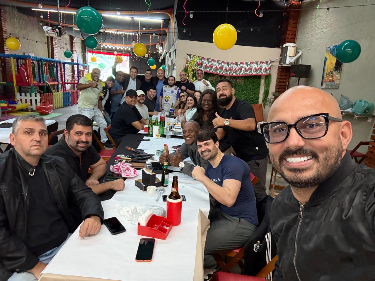 Professor Netinho e o encontro de sexta: onde a política iguaçuana fala sem microfone e escuta de verdade