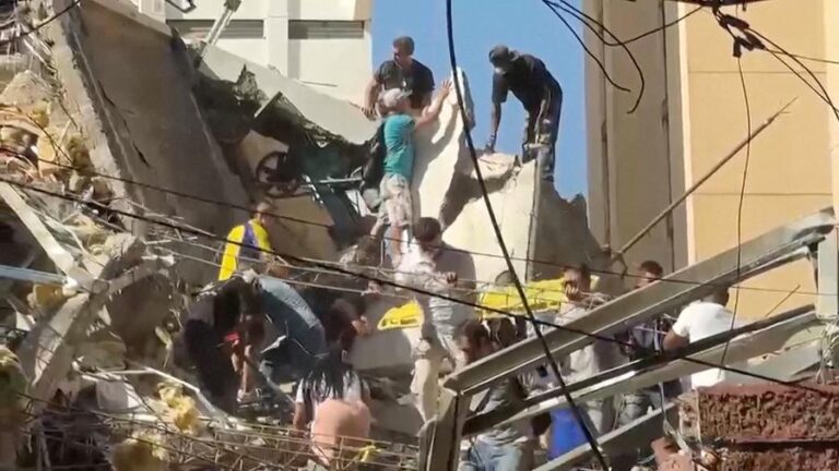 10ago2026---equipes-de-resgate-e-moradores-nos-escombros-de-predio-apos-terremoto-em-cali-na-colombia-1786375802152_v2_900x506
