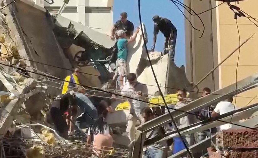 10ago2026---equipes-de-resgate-e-moradores-nos-escombros-de-predio-apos-terremoto-em-cali-na-colombia-1786375802152_v2_900x506