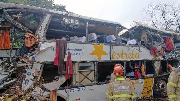 UMA VIAGEM QUE NÃO CHEGOU AO RIO: TRAGÉDIA NA SERRA DE PETRÓPOLIS DEIXA NOVE MORTOS