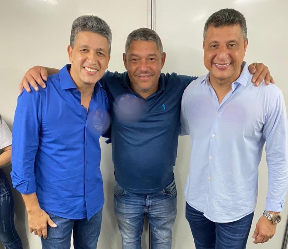 DEODALTO E DR. FLÁVIO COLOCAM O BLOCO NA RUA E ENTREGAM A RODRIGO LUIZ A REGÊNCIA DA NOVA CAMPANHA