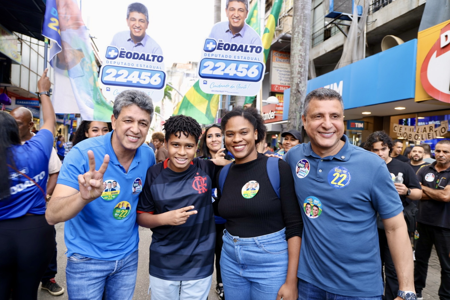 DR. DEODALTO E DR. FLÁVIO MOSTRAM FORÇA NO CALÇADÃO DE NOVA IGUAÇU EM CAMINHADA COORDENADA POR RODRIGO LUIZ