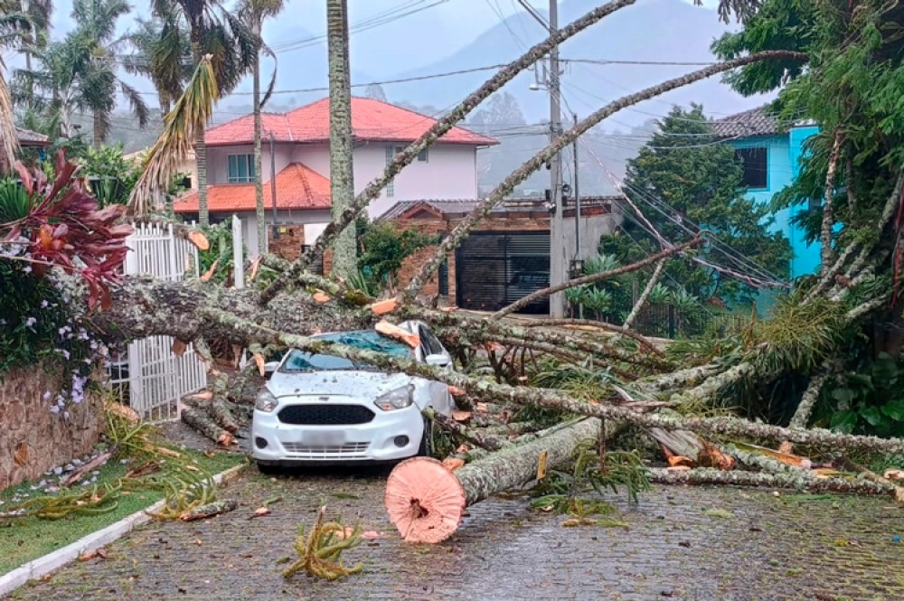 RIO SOPRA FORTE, MAS O VELHO PROBLEMA CONTINUA: QUANDO O VENTO CHEGA, A CIDADE MOSTRA SUAS FRAGILIDADES