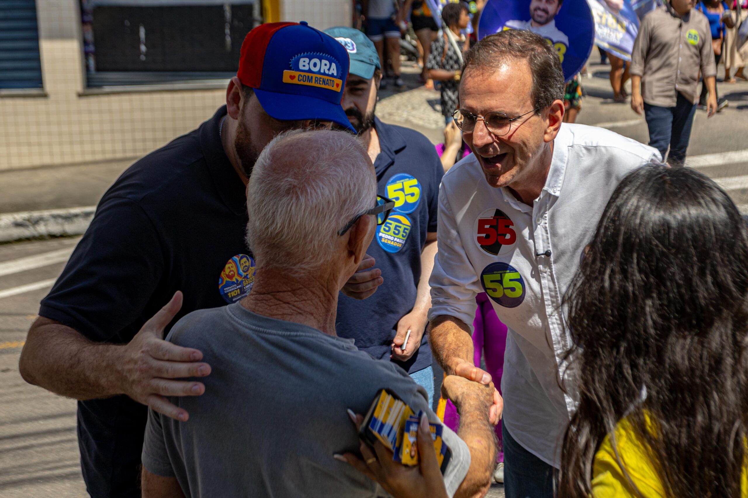 Eduardo Paes faz caminhadas e carreatas na Região Metropolitana e no interior do Estado ao lado de aliados