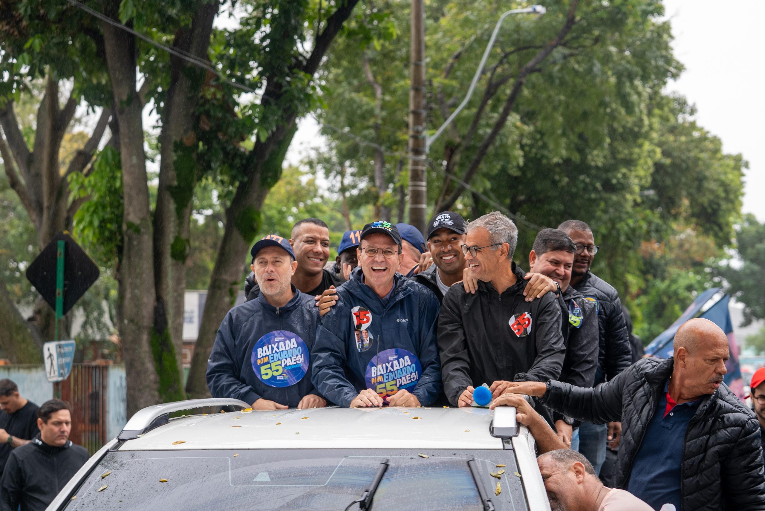 PAES ENFRENTA A CHUVA E PASSA O DOMINGO INTEIRO EM BUSCA DE VOTOS NA BAIXADA