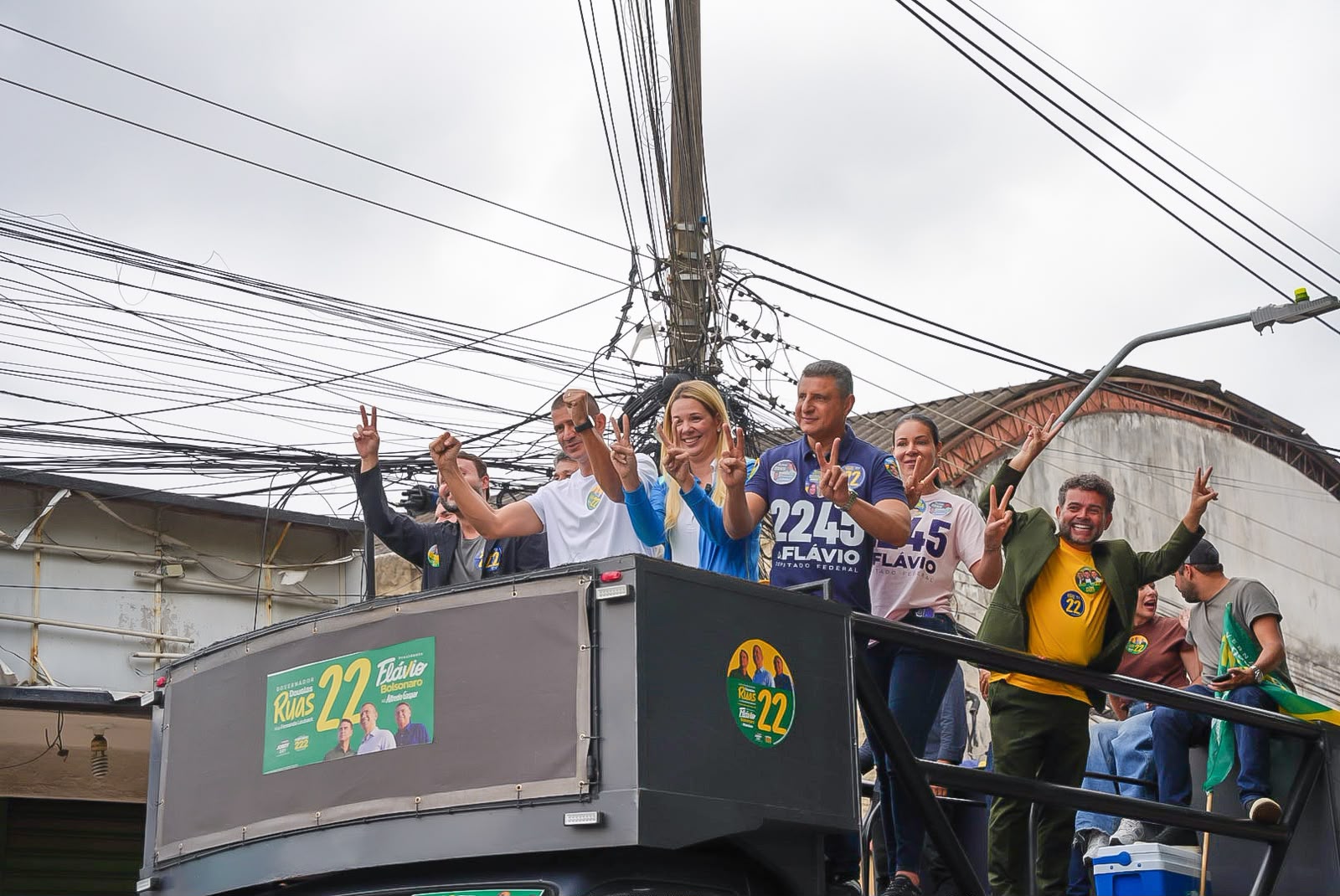 Clébio Jacaré exibe proximidade com Flávio Bolsonaro nas redes e reforça aliança em carreata com Douglas Ruas