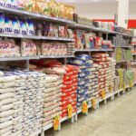 Alimentos em prateleira de supermercado (Elias Oliveira / Jto)