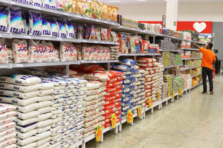 Alimentos em prateleira de supermercado (Elias Oliveira / Jto)
