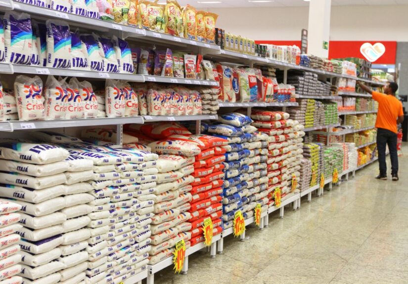 Alimentos em prateleira de supermercado (Elias Oliveira / Jto)